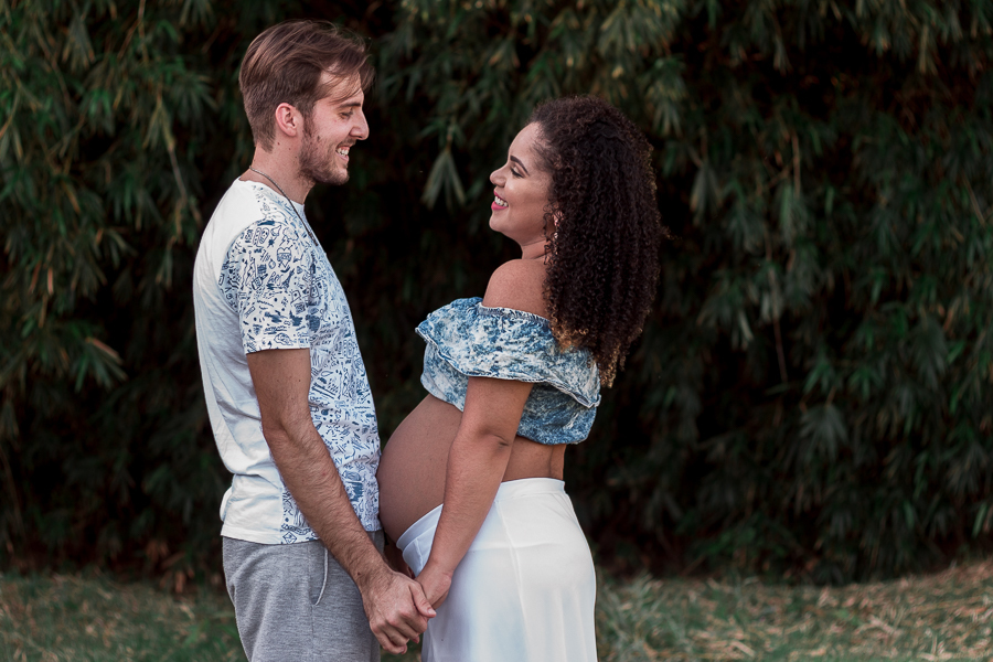 ENSAIO FOTOGRAFICO DE GESTANTES NO PARQUE DO JAPAO EM UMA TARDE ENSOLARADA EM MARINGA PARANA BRASIL NA IMAGEM OS PAIS ESTAO DE FRENTE SE OLHANDO E SORRINDO EM FRENTE AO FUNDO CERCADO DE BAMBUS