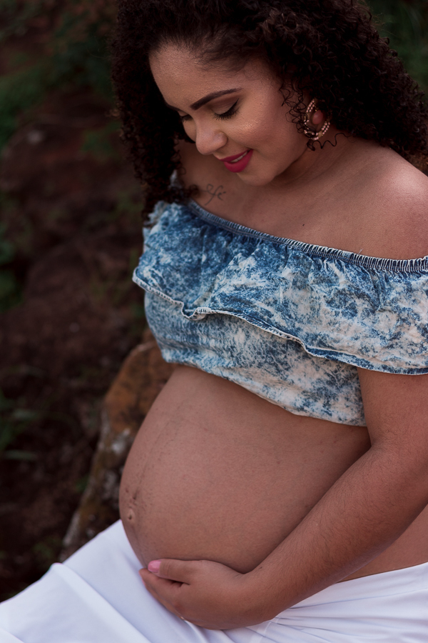 ENSAIO FOTOGRAFICO DE GESTANTES NO PARQUE DO JAPAO EM UMA TARDE ENSOLARADA EM MARINGA PARANA BRASIL NA IMAGEM EM DETALHE ESTA A GENSTANTE OLHANDO COM CARINHO PARA SUA BARRIGA ENQUANTO FAZ CARINHO