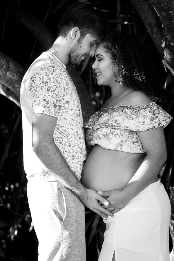 ENSAIO FOTOGRAFICO DE GESTANTES NO PARQUE DO JAPAO EM UMA TARDE ENSOLARADA EM MARINGA PARANA BRASIL NA IMAGEM EM PRETO E BRANCO ESTA O PAPAI BEIJANDO A CABECA DA MAMAE ENQUANTO FAZ UM CARINHO EM SUA BARRIGA