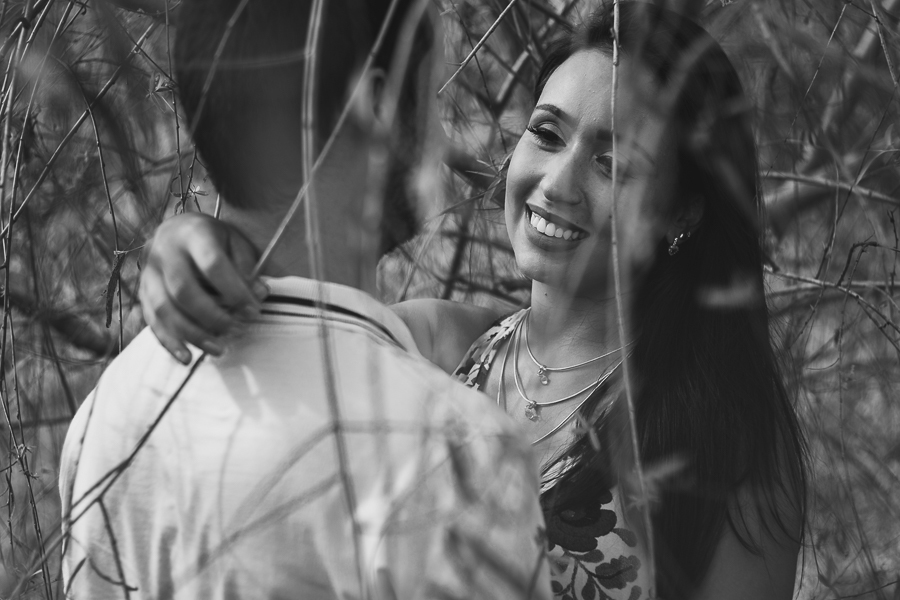 ENSAIO FOTOGRÁFICO PRÉ-WEDDING PRE WEDDING PREWEDDING DE CASAL PARQUE DO JAPAO MARINGA PARANA NA FOTO COM SEGUNDO PLANO FOCADO APARECEM ENTRE AS FOLHAS E GALHOS O CASAL SE OLHANDO E NAMORANDO FOTO EM PRETO E BRANCO