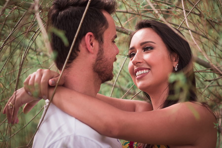 ENSAIO FOTOGRÁFICO PRÉ-WEDDING PRE WEDDING PREWEDDING DE CASAL PARQUE DO JAPAO MARINGA PARANA NA FOTO O CASAL TROCA OLHARES ABRACADOS EM MEIO AS FOLHAS E GALHOS DE UMA ARVORE