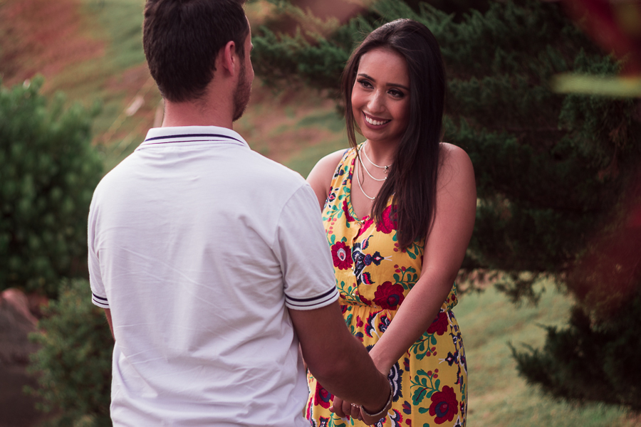 ENSAIO FOTOGRÁFICO PRÉ-WEDDING PRE WEDDING PREWEDDING DE CASAL PARQUE DO JAPAO MARINGA PARANA NA FOTO A NOIVA OLHA COM CARINHO O NOIVO ENQUANTO SEGURA SUAS MAOS