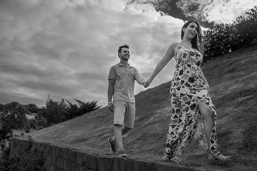 ENSAIO FOTOGRÁFICO PRÉ-WEDDING PRE WEDDING PREWEDDING DE CASAL PARQUE DO JAPAO MARINGA PARANA NA FOTO O CASAL ESTA ANDANDO SORRINDO E DE MAOS DADAS FOTO EM PRETO E BRANCO