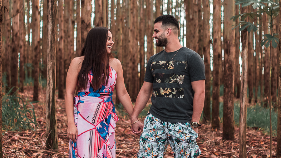 ENSAIO PRE WEDDING MANDAGUACU PARANA PRE CASAMENTO MARINGA FOTO NO EUCALIPTO CASAL DE MAOS DADAS SE OLHANDO 