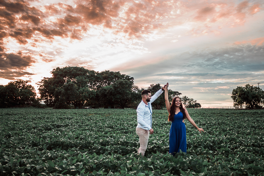 ENSAIO PRE WEDDING MANDAGUACU PARANA PRE CASAMENTO MARINGA CASAL DANÇANDO NA PLANTAÇAO FOTO TIRADA DE LONGE COM O CEU APARECENDO  LUZ NATURAL 