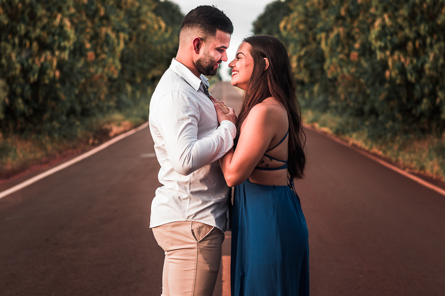 ENSAIO PRE WEDDING MANDAGUACU PARANA PRE CASAMENTO MARINGA NESTA FOTO O CASAL ESTÁ ABRAÇADO SE OLHANDO NO MEIO DA ESTRADA DESERTA 