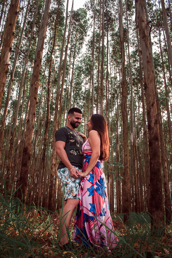 ENSAIO PRE WEDDING MANDAGUACU PARANA PRE CASAMENTO MARINGA FOTO DE BAIXO PARA CIMA NO EUCALIPTO CASAL ABRAÇADO SE OLHANDO 