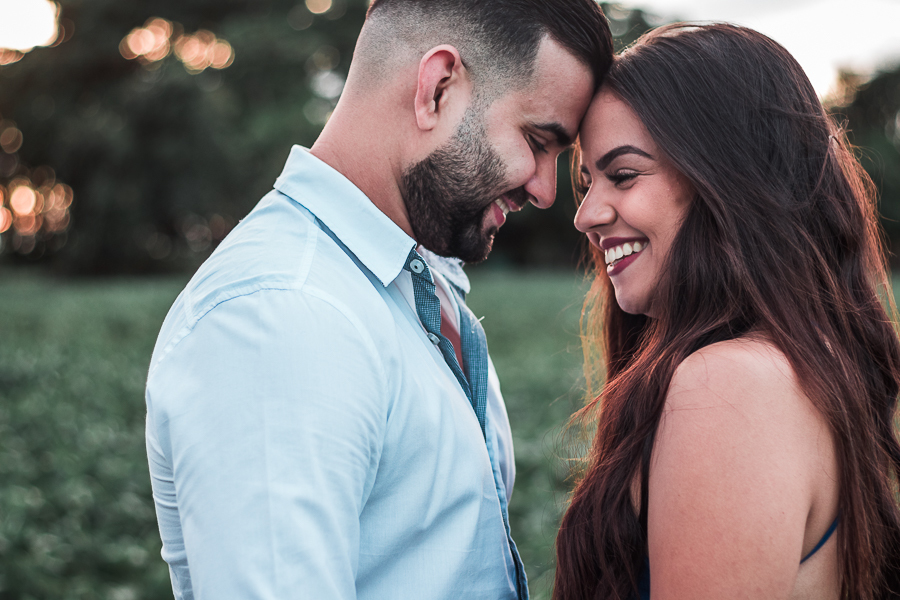 ENSAIO PRE WEDDING MANDAGUACU PARANA PRE CASAMENTO MARINGA CASAL ESTA NA PLANTACAO ABRAÇADOS SORRINDO ELE COM OS OLHOS FECHADOS E ELA OLHANDO PARA BAIXO 