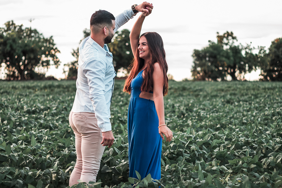 ENSAIO PRE WEDDING MANDAGUACU PARANA PRE CASAMENTO MARINGA CLOSE DO CASAL DANÇANDO NA PLANTAÇAO COM LUZ NATURAL SORRINDO  