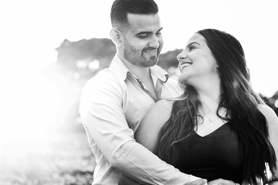 ENSAIO PRE WEDDING MANDAGUACU PARANA PRE CASAMENTO MARINGA FOTO PRETO E BRANCA CASAL ABRAÇADO SE OLHANDO COM OLHAR APAIXONADO E UM LEVE SORRISO 