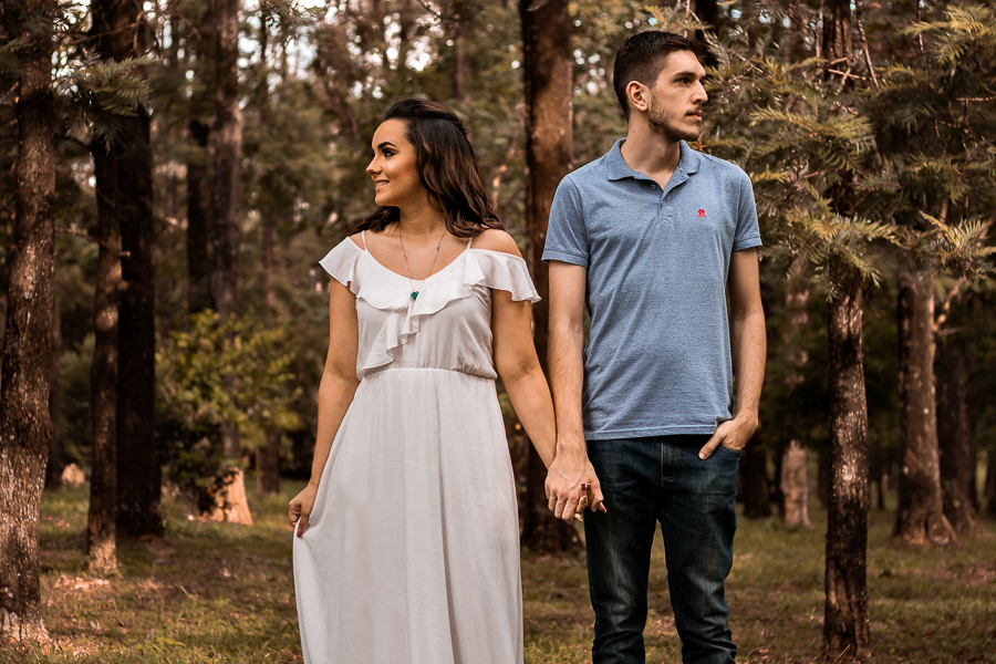 PRE CASAMENTO REALIZADO NO BOSQUE DAS GREVILEAS E NA LINHA DO TREM EM MARINGA NO PARANA NA IMAGEM OS NOIVOS APARECEM DE MAOS DADAS E OLHANDO PARA OS LADOS