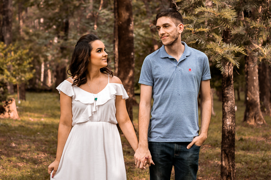 PRE CASAMENTO REALIZADO NO BOSQUE DAS GREVILEAS E NA LINHA DO TREM EM MARINGA NO PARANA OS NOIVOS APARECEM DE MAOS DADAS SE OLHANDO