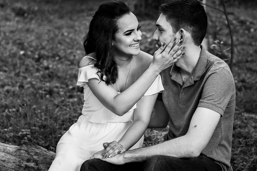 PRE CASAMENTO REALIZADO NO BOSQUE DAS GREVILEAS E NA LINHA DO TREM EM MARINGA NO PARANA NA IMAGEM A NOIVA FAZ CARINHO NO ROSTO DO NOIVO