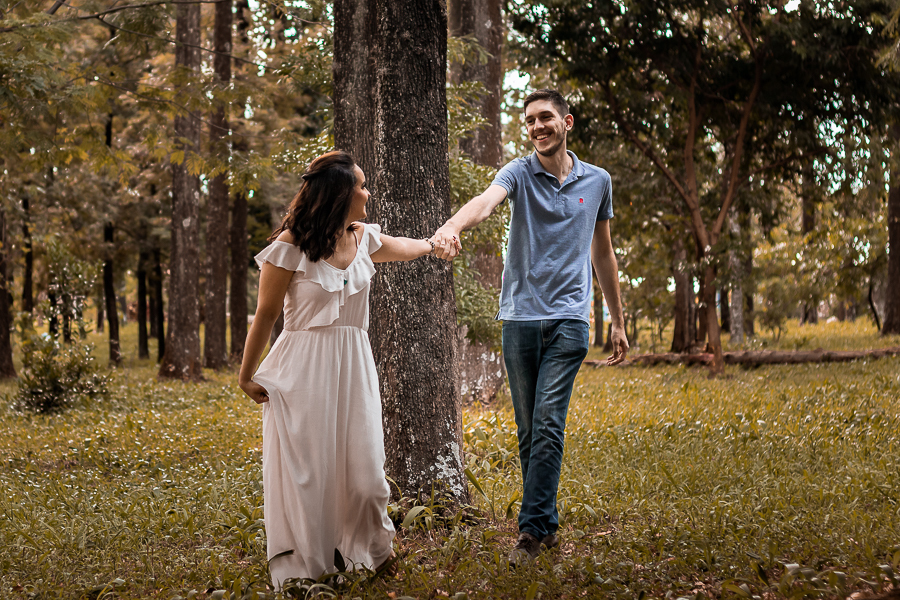 PRE CASAMENTO REALIZADO NO BOSQUE DAS GREVILEAS E NA LINHA DO TREM EM MARINGA NO PARANA NA IMAGEM O CASAL APARECE CAMINHANDO DE MAOS DADAS