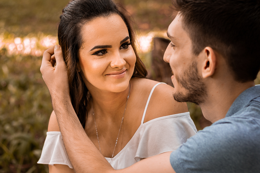 PRE CASAMENTO REALIZADO NO BOSQUE DAS GREVILEAS E NA LINHA DO TREM EM MARINGA NO PARANA NA IMAGEM O NOIVO ACARICIA O CABELO DA NOIVA