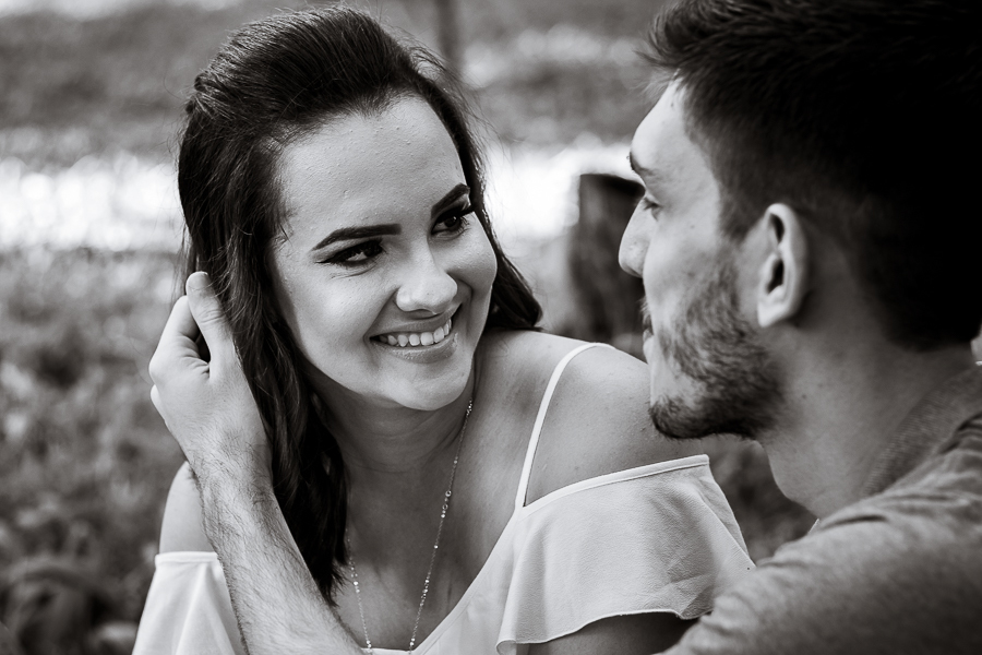 PRE CASAMENTO REALIZADO NO BOSQUE DAS GREVILEAS E NA LINHA DO TREM EM MARINGA NO PARANA NA IMAGEM O NOIVO FAZ CARINHO NO CABELO DA NOIVA