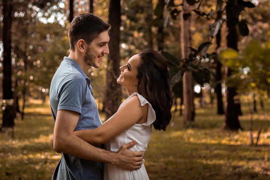 PRE CASAMENTO REALIZADO NO BOSQUE DAS GREVILEAS E NA LINHA DO TREM EM MARINGA NO PARANA NA IMAGEM OS NOIVOS APARECEM ABRACADOS E SE OLHANDO