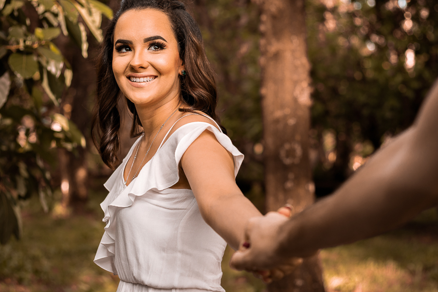 PRE CASAMENTO REALIZADO NO BOSQUE DAS GREVILEAS E NA LINHA DO TREM EM MARINGA NO PARANA NA IMAGEM O OLHAR DA NOIVA APARECE DIRECIONADO PARA O SEU NOIVO ENQUANTO SORRI