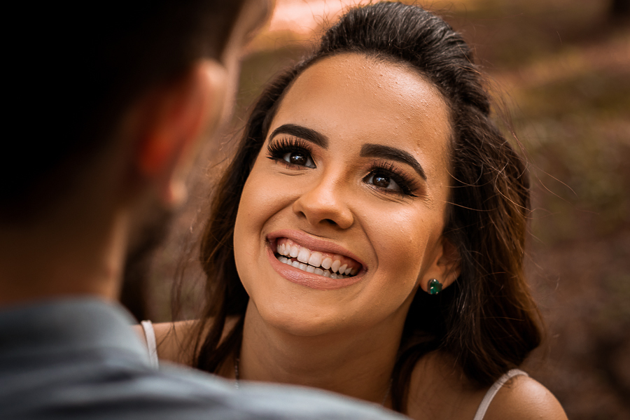 PRE CASAMENTO REALIZADO NO BOSQUE DAS GREVILEAS E NA LINHA DO TREM EM MARINGA NO PARANA NA IMAGEM O OLHAR DA NOIVA APARECE DIRECIONADO PARA O SEU NOIVO ENQUANTO SORRI