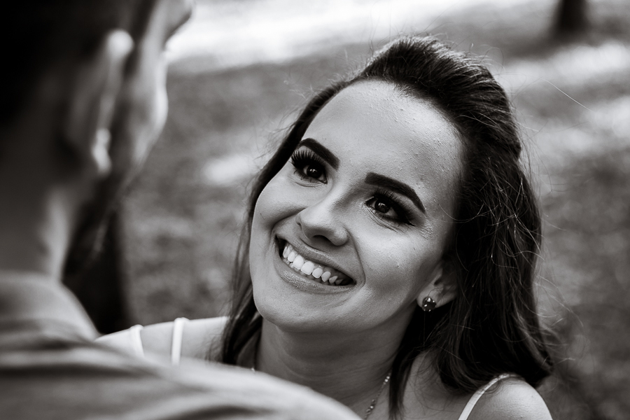 PRE CASAMENTO REALIZADO NO BOSQUE DAS GREVILEAS E NA LINHA DO TREM EM MARINGA NO PARANA NA IMAGEM O OLHAR DA NOIVA APARECE DIRECIONADO PARA O SEU NOIVO ENQUANTO SORRI
