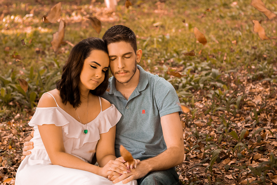 PRE CASAMENTO REALIZADO NO BOSQUE DAS GREVILEAS E NA LINHA DO TREM EM MARINGA NO PARANA NA IMAGENS FOLHAS DE OUTONO CAEM SOBRE OS NOIVOS QUE ESTAO SENTADOS