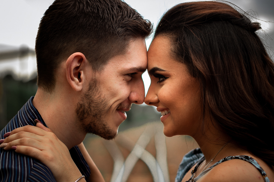 PRE CASAMENTO REALIZADO NO BOSQUE DAS GREVILEAS E NA LINHA DO TREM EM MARINGA NO PARANA NA IMAGEM O CASAL APARECE COM AS CABECAS LIGADAS PELA TESTA ENQUANTO SE OLHAM E SORRIEM UM PARA O OUTRO