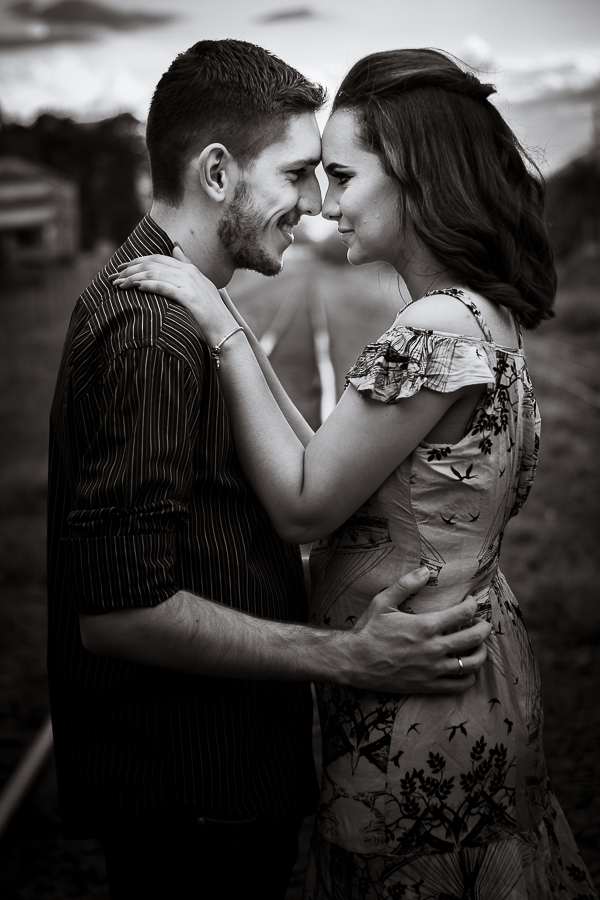 PRE CASAMENTO REALIZADO NO BOSQUE DAS GREVILEAS E NA LINHA DO TREM EM MARINGA NO PARANA NA IMAGEM O CASAL APARECE COM AS CABECAS LIGADAS PELA TESTA ENQUANTO SE OLHAM E SORRIEM UM PARA O OUTRO