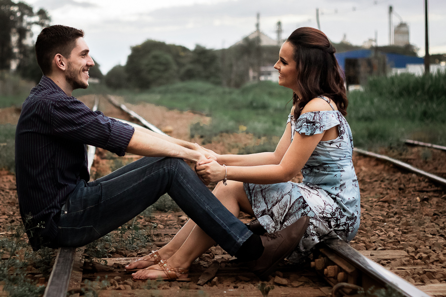PRE CASAMENTO REALIZADO NO BOSQUE DAS GREVILEAS E NA LINHA DO TREM EM MARINGA NO PARANA NA IMAGEM O CASAL APARECE SENTADO NA LINHA DO TREM PROXIMO DO CATUAI