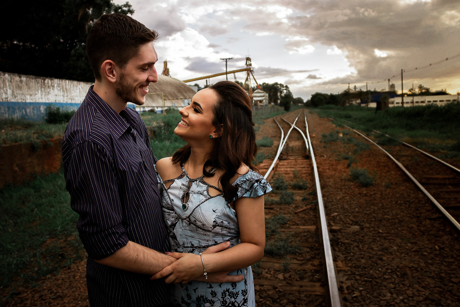 PRE CASAMENTO REALIZADO NO BOSQUE DAS GREVILEAS E NA LINHA DO TREM EM MARINGA NO PARANA NA IMAGEM O CASAL APARECE SORRINDO UM PARA O OUTRO DURANTE O ENSAIO PRE WEDDING