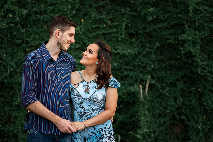 PRE CASAMENTO REALIZADO NO BOSQUE DAS GREVILEAS E NA LINHA DO TREM EM MARINGA NO PARANA NA IMAGEM O CASAL APARECE ENVOLTO A UMA CERCA VIVA