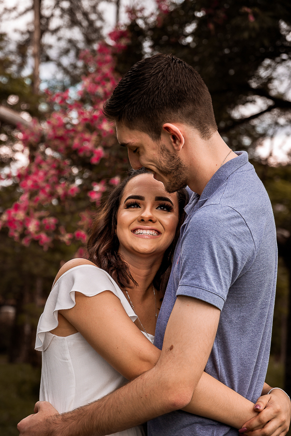 PRE CASAMENTO REALIZADO NO BOSQUE DAS GREVILEAS E NA LINHA DO TREM EM MARINGA NO PARANA NA IMAGEM A NOIVA OLHA COM MUITO CARINHO PARA O SEU NOIVO QUE ESTA SORRINDO DE VOLTA