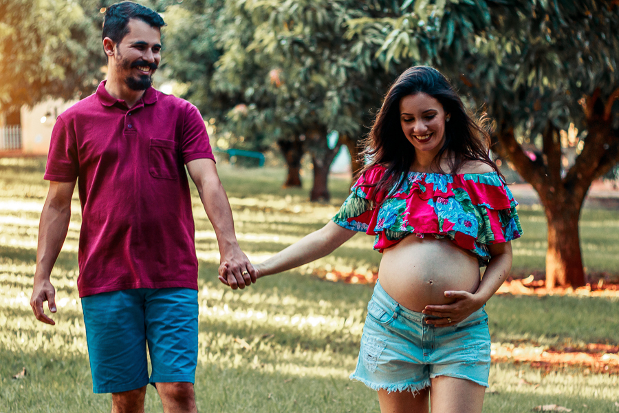 ENSAIO FOTOGRAFICO DE GESTANTE GESTACAO REALIZADO EM MARINGA NO PARANA NA IMAGEM O CASAL APARECE CAMINHANDO E SORRINDO A ESPERA DO SEU FILHO ANTONIO