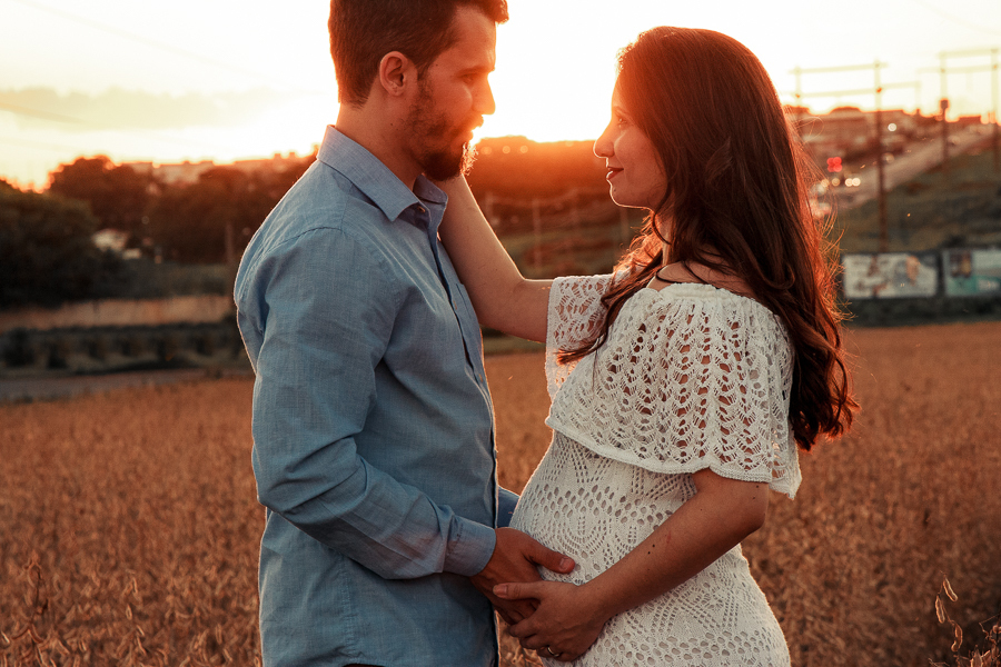 ENSAIO FOTOGRAFICO DE GESTANTE GESTACAO REALIZADO EM MARINGA NO PARANA NA IMAGEM A MAMAE APARECE COM UM VESTIDO BRANCO NA FOTO A MAMAE APARECE ACARICIANDO O ROSTO DO MARIDO QUE ESTA MUITO FELIZ POR TER O SEU FILHO COM A PESSOA QUE ELE AMA