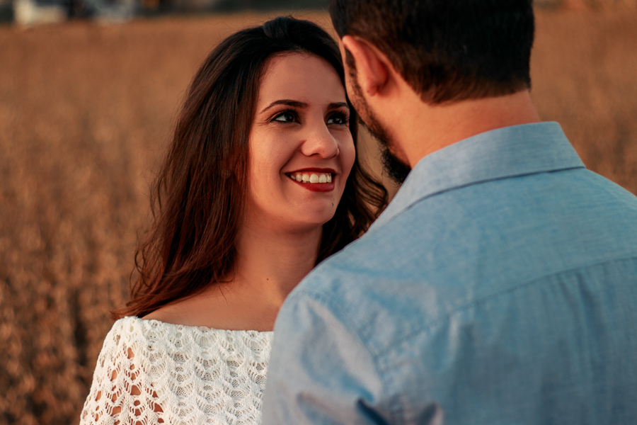 ENSAIO FOTOGRAFICO DE GESTANTE GESTACAO REALIZADO EM MARINGA NO PARANA NA IMAGEM A MAMAE APARECE COM UM VESTIDO BRANCO NO DETALHE APENAS O OLHAR DA MAE DIRECIONADO PARA O SEU MARIDO ENQUANTO ELE FALA ALGUMAS PALAVRAS DE CARINHO PARA ELA