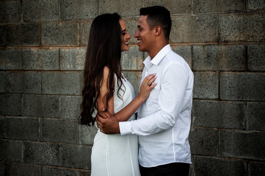 CASAMENTO OU PRE WEDDING REALIZADO EM MARINGA PARANA COM UM CASAL JOVEM A CEU ABERTO NA IMAGEM O CASAL ESTÁ SORRINDO UM PARA O OUTRO COM MUITO CARINHO
