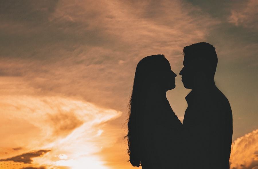 CASAMENTO OU PRE WEDDING REALIZADO EM MARINGA PARANA COM UM CASAL JOVEM A CEU ABERTO NA IMAGEM O CASAL ESTA NO CONTRA LUZ EM SILHUETA