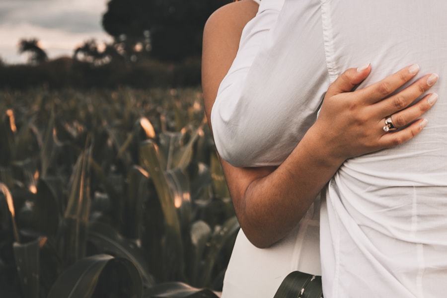 CASAMENTO OU PRE WEDDING REALIZADO EM MARINGA PARANA COM UM CASAL JOVEM A CEU ABERTO NA IMAGEM A NOIVA ESTA ACARICIANDO AS COSTAS DO NOIVO