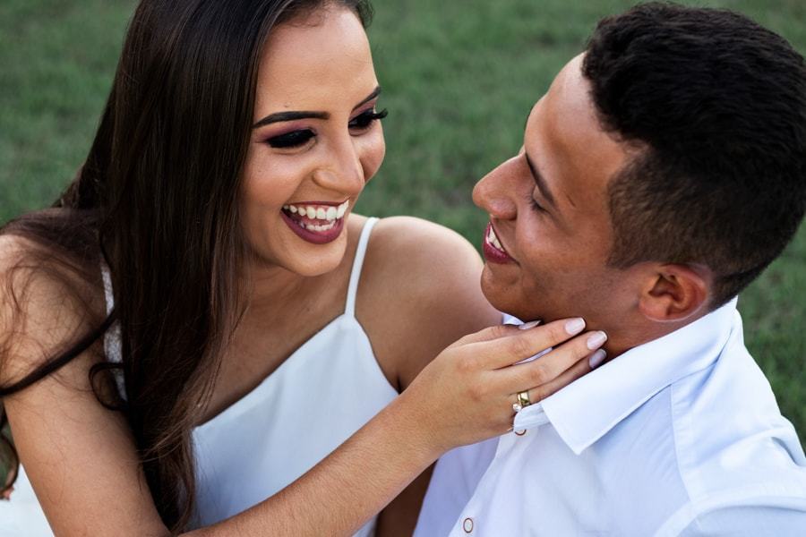 CASAMENTO OU PRE WEDDING REALIZADO EM MARINGA PARANA COM UM CASAL JOVEM A CEU ABERTO NA IMAGEM O CASAL ESTA SENTADOS NA GRAMA BRINCANDO E SE DIVERTINDO