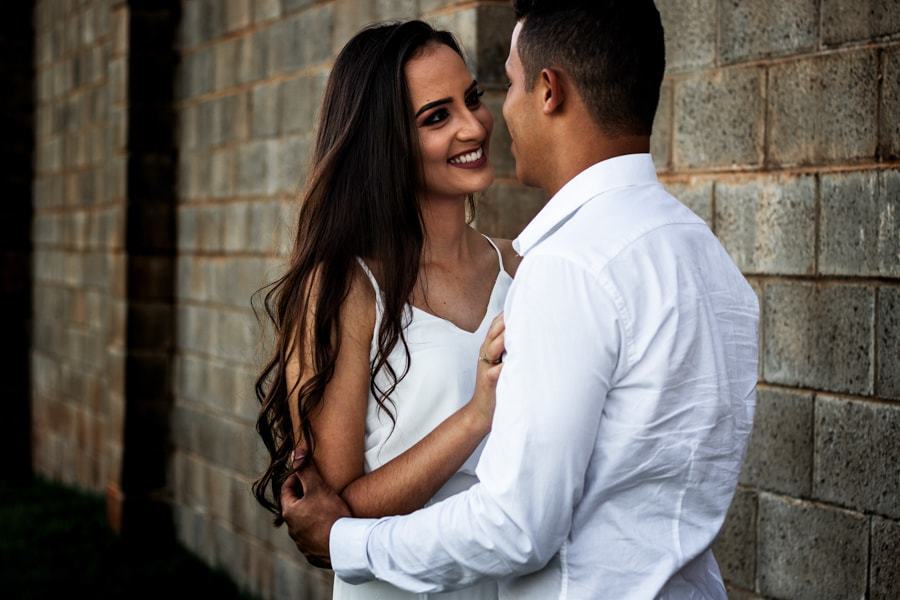 CASAMENTO OU PRE WEDDING REALIZADO EM MARINGA PARANA COM UM CASAL JOVEM A CEU ABERTO NA IMAGEM O CASAL ESTÁ SORRINDO UM PARA O OUTRO COM MUITO AMOR