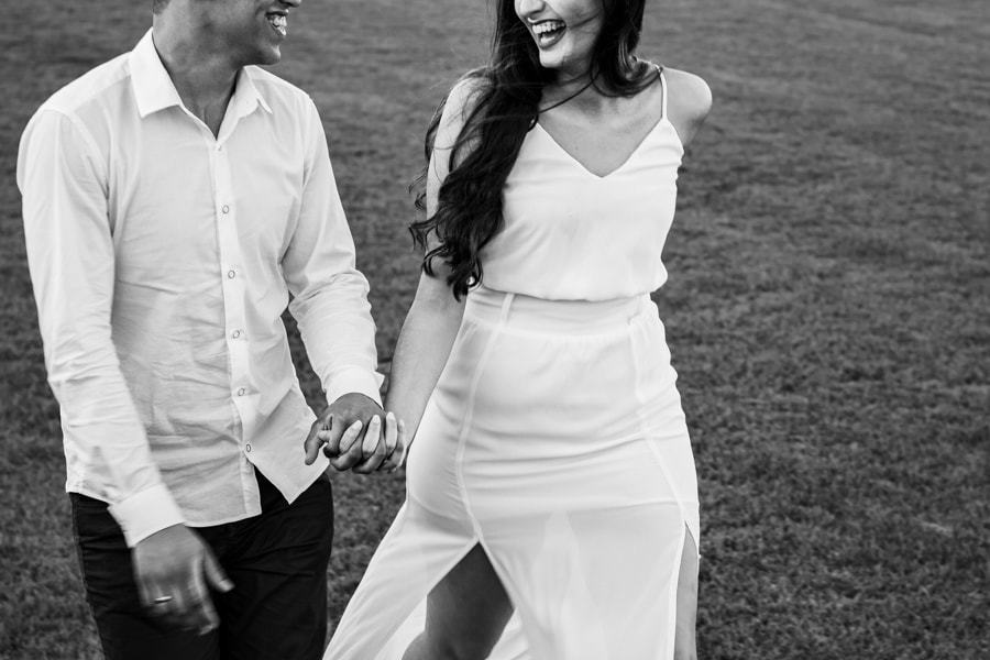 CASAMENTO OU PRE WEDDING REALIZADO EM MARINGA PARANA COM UM CASAL JOVEM A CEU ABERTO NA IMAGEM O CASAL ESTA CORRENDO E SORRINDO UM PARA O OUTRO