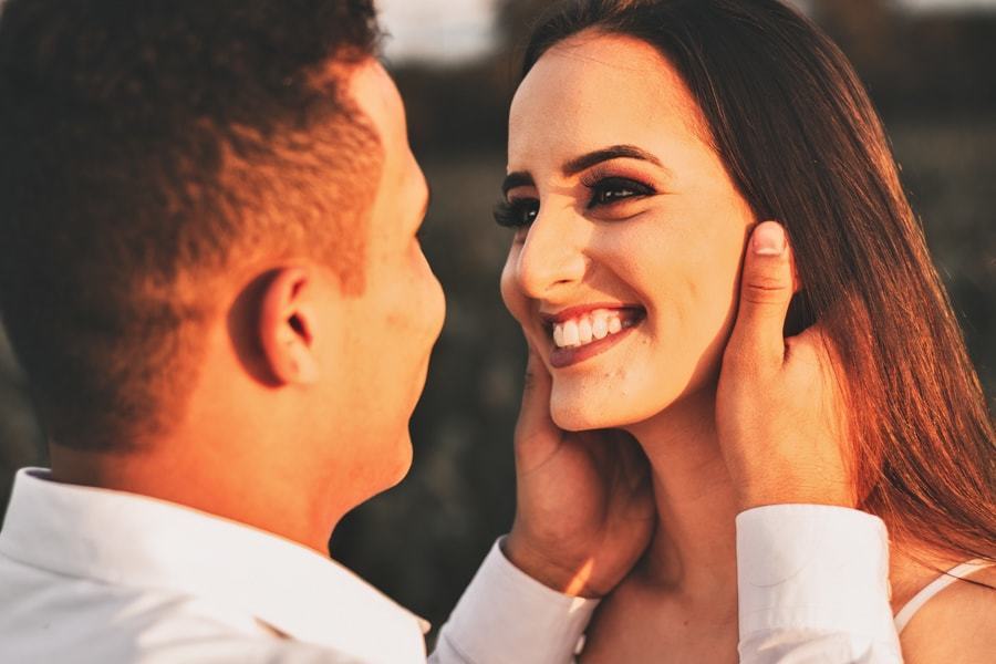 CASAMENTO OU PRE WEDDING REALIZADO EM MARINGA PARANA COM UM CASAL JOVEM A CEU ABERTO NA IMAGEM A NOIVA ESTA OLHANDO E SORRINDO PARA O NOIVO