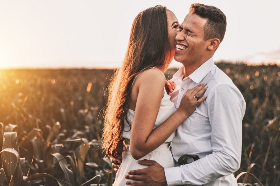 CASAMENTO OU PRE WEDDING REALIZADO EM MARINGA PARANA COM UM CASAL JOVEM A CEU ABERTO NA IMAGEM O CASAL ESTA GARGALHANDO COM A NOIVA CONTANDO UM SEGREDO PARA O NOIVO