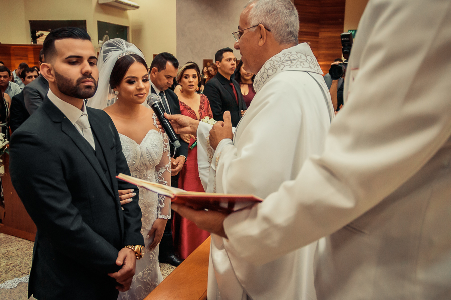 CASAMENTO WEDDING CATOLICO REALIZADO EM UMA IGREJA CHAMADA PAROQUIA NOSSA SENHORA DO ROSÁRIO LOCALIZADA EM MARINGA PARANA ONDE OS NOIVOS ESTIVERAM MUITO FELIZES, ALEGRES ANSIOSOS EMOCIONADOS E COMPLETOS
