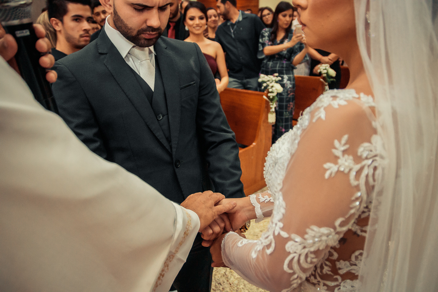 CASAMENTO WEDDING CATOLICO REALIZADO EM UMA IGREJA CHAMADA PAROQUIA NOSSA SENHORA DO ROSÁRIO LOCALIZADA EM MARINGA PARANA ONDE OS NOIVOS ESTIVERAM MUITO FELIZES, ALEGRES ANSIOSOS EMOCIONADOS E COMPLETOS
