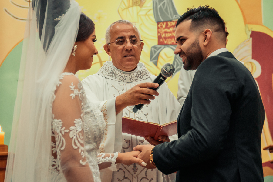 CASAMENTO WEDDING CATOLICO REALIZADO EM UMA IGREJA CHAMADA PAROQUIA NOSSA SENHORA DO ROSÁRIO LOCALIZADA EM MARINGA PARANA ONDE OS NOIVOS ESTIVERAM MUITO FELIZES, ALEGRES ANSIOSOS EMOCIONADOS E COMPLETOS