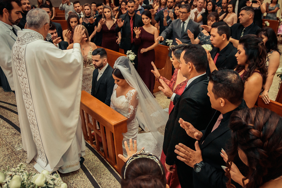 CASAMENTO WEDDING CATOLICO REALIZADO EM UMA IGREJA CHAMADA PAROQUIA NOSSA SENHORA DO ROSÁRIO LOCALIZADA EM MARINGA PARANA ONDE OS NOIVOS ESTIVERAM MUITO FELIZES, ALEGRES ANSIOSOS EMOCIONADOS E COMPLETOS