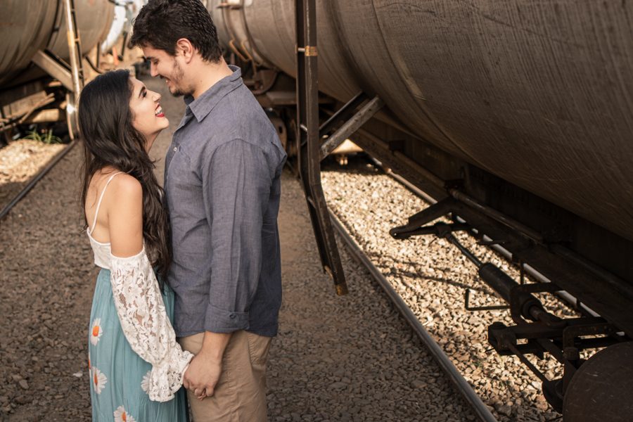 ENSAIO FOTOGRAFICO DE CASAL NA LINHA DO TREM EM MARINGA