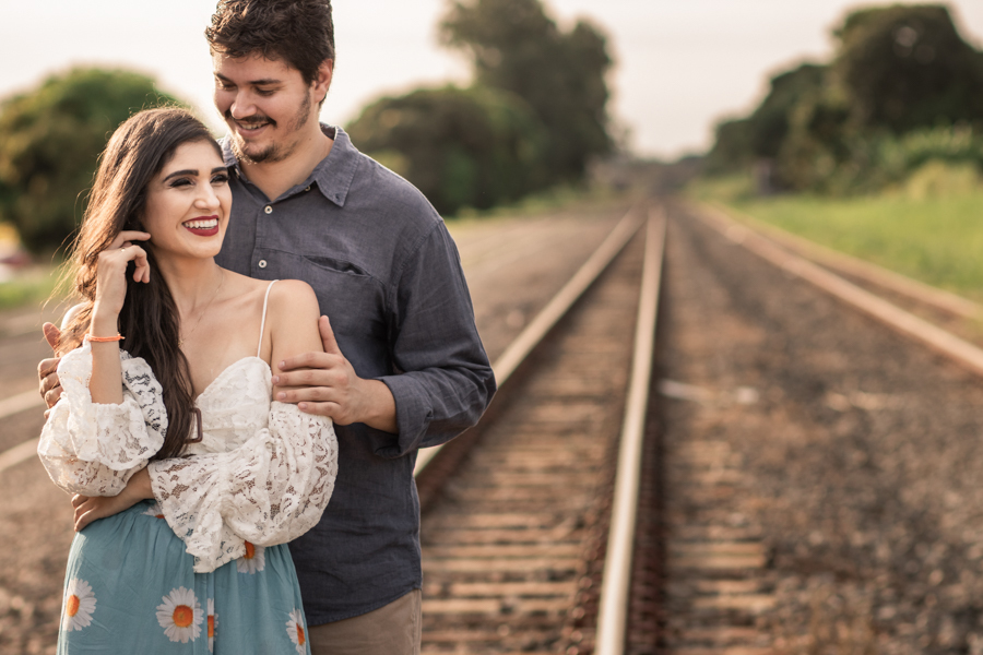 ENSAIO FOTOGRAFICO DE CASAL NA LINHA DO TREM EM MARINGA