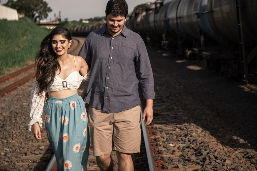 ENSAIO FOTOGRAFICO DE CASAL NA LINHA DO TREM EM MARINGA