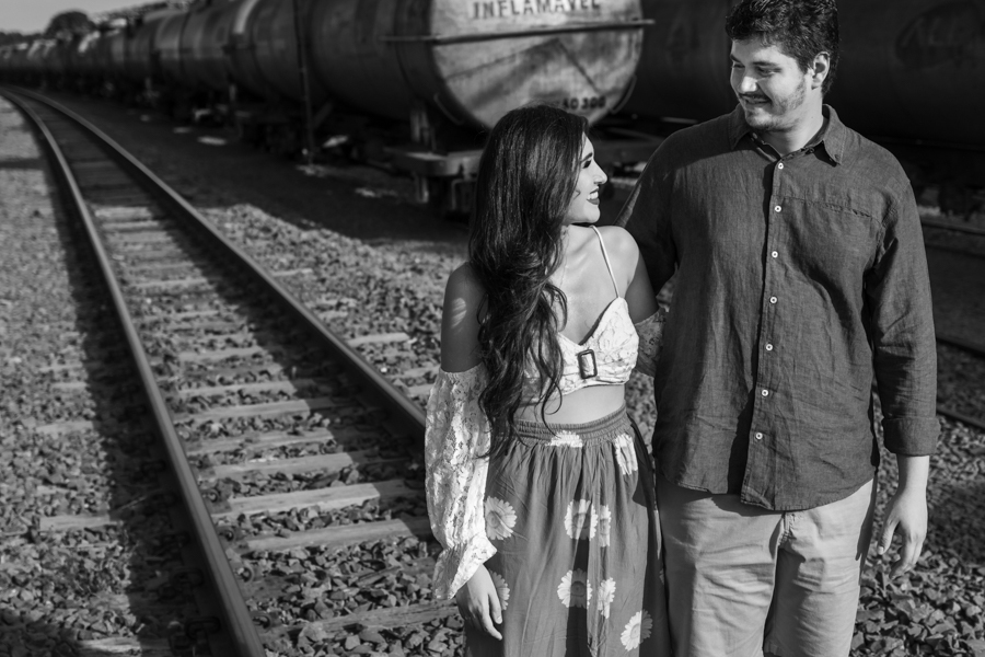 ENSAIO FOTOGRAFICO DE CASAL NA LINHA DO TREM EM MARINGA